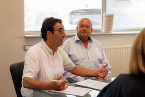 Schatters van Sabbe in gesprek met een klant aan de vergadertafel