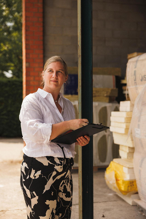 Hanne Verbrugge, schatter bij Sabbe, met klembord in een loods