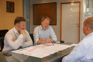 Schatters van Sabbe bespreken een plan aan de vergadertafel