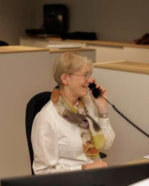 Christel Vanneste van de backoffice van Sabbe aan de telefoon aan haar bureau