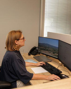 Medewerkster van Sabbe aan het werk achter twee computerschermen