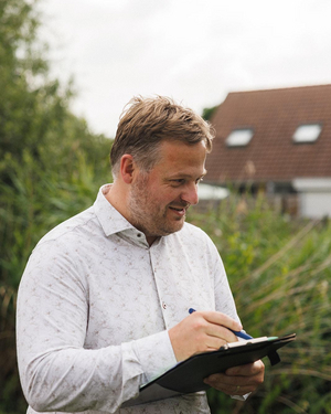 Schatter van Sabbe noteert vaststellingen op een klembord in het groen