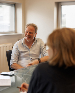 Schatter van Sabbe in een ontspannen gesprek met een klant aan de vergadertafel