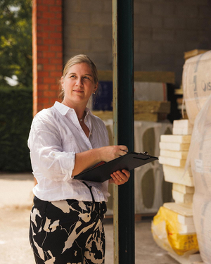 Hanne Verbrugge, schatter bij Sabbe, met klembord in een loods