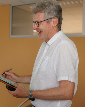 Rik Van Acker, schattingsexpert bij Sabbe, noteert gegevens op een tablet
