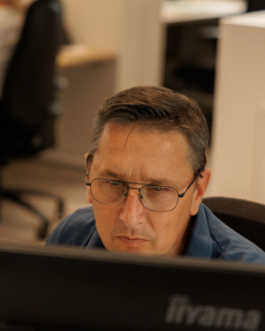 Lieven Wydhooge, landmeter bij Sabbe, aan het werk achter zijn computer